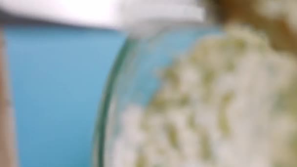Räucherlachs-Bagel zubereiten. Käse mit Zwiebeln einfetten. 4k Makrovideo — Stockvideo