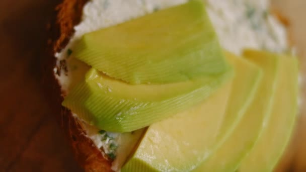 Preparate il bagel al salmone affumicato. Ho messo le fette di avocado. 4k video — Video Stock