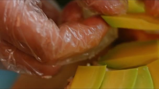 Bereid gerookte zalm bagel. Ik heb de avocado plakjes erin gedaan. 4k video — Stockvideo