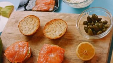 Tütsülenmiş somon simidini hazırlayın. Somon dilimlerini ben koydum. 4k video