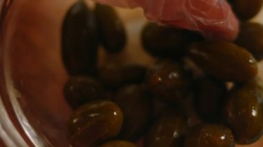 Tütsülenmiş somon simidini hazırlayın. Kapari koydum. 4k makro video