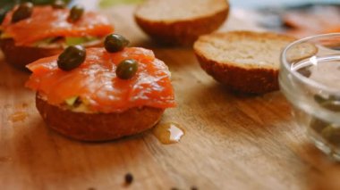 Tütsülenmiş somon simidini hazırlayın. Kapari koydum. 4k makro video