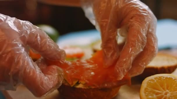 Prepare Bagel de Salmão Fumado. Pus as fatias de salmão. 4k vídeo — Vídeo de Stock