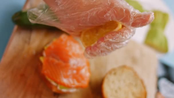 Preparate il bagel al salmone affumicato. Scolare il succo di limone. 4k video — Video Stock