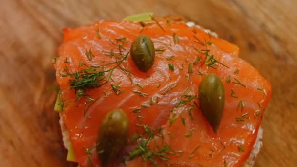 Prepare Bagel de Salmão Fumado. Presor dill cut. 4k macro vídeo — Vídeo de Stock