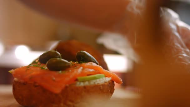 Eu coloquei o topo do pão em preparar Bagel de salmão defumado. 4k vídeo — Vídeo de Stock