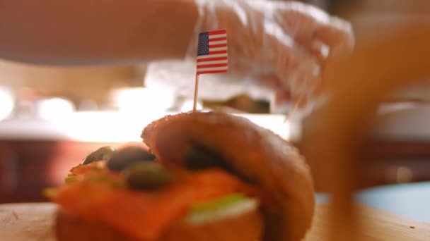 Jag sätter den amerikanska flaggan på Smoked Salmon Bagel. 4k-video — Stockvideo