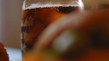 Buz bardağında torm pepsi kola. 4k video