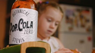 Kız füme somon simidi tadıyor. 4k video