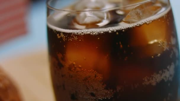 Torm pepsi cola i glaset med is. 4k-video — Stockvideo