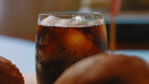 Торм-пепси-кола в стакане льда. 4k видео — стоковое видео