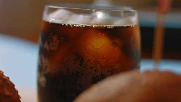 Торм-пепси-кола в стакане льда. 4k видео — стоковое видео