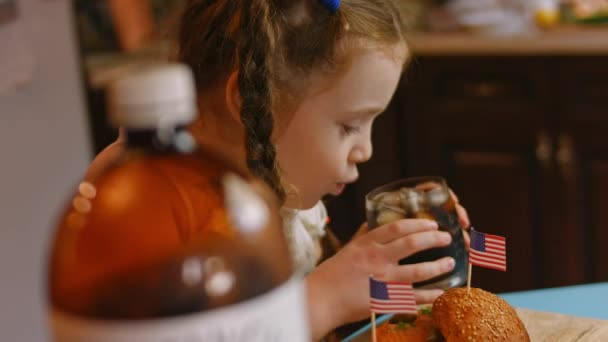 La ragazza sta assaggiando il bagel al salmone affumicato. 4k video — Video Stock