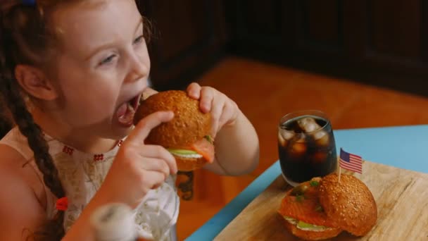 A rapariga está a provar Bagel de Salmão Fumado. 4k vídeo — Vídeo de Stock