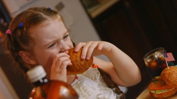 소녀는 연기에 그을린 살몬 베이글을 먹고 있다. 4k 비디오 — 비디오