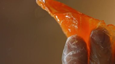 Tütsülenmiş somon simidini hazırlayın. Somon dilimlerini ben koydum. Bardağın altından 4K video kaydı.