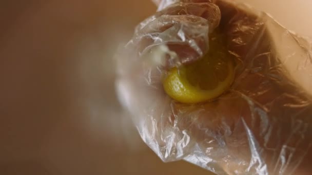 Förbered rökt laxbagel. Dränera citronsaft. 4k videoinspelning från botten av glaset — Stockvideo