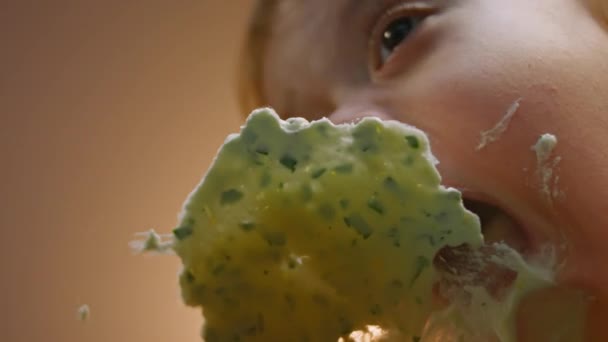 Ребенок с радостью лижет сыр со стола. Макровидео 4k — стоковое видео