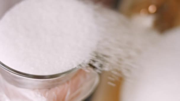 Pour sugar into a clear bowl. 4k macro video — Stock Video