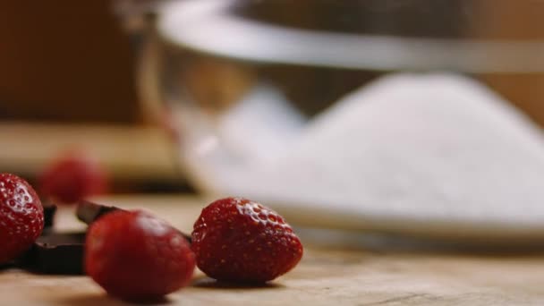 Ρίχνουμε ζάχαρη σε ένα διαυγές μπολ. 4k μακροσκοπικό βίντεο — Αρχείο Βίντεο