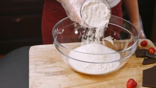 Despeje a farinha na tigela transparente. 4k vídeo — Vídeo de Stock