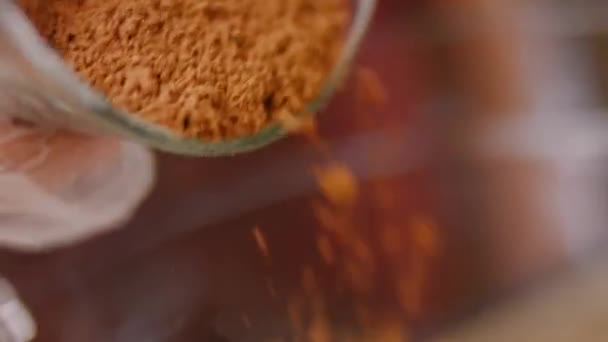 Kakao in die durchsichtige Schüssel geben. 4k-Video — Stockvideo