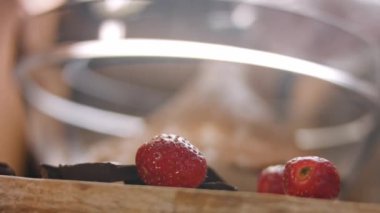 Malzemeye bir çorba kaşığı tuz dök. 4k video