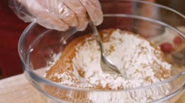 Çikolatalı pasta için malzemeleri karıştır. 4k video