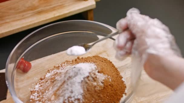 Pour a tablespoon of cornstarch into the ingredient. 4k video — Stock Video