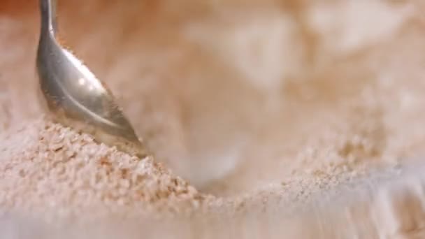 Mezclar los ingredientes para el pastel de chocolate. Vídeo macro 4k — Vídeo de stock