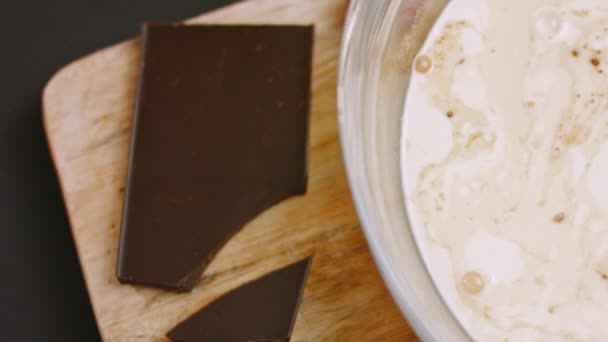 Aggiungere un bicchiere di latte agli ingredienti per la torta al cioccolato. 4k video — Video Stock