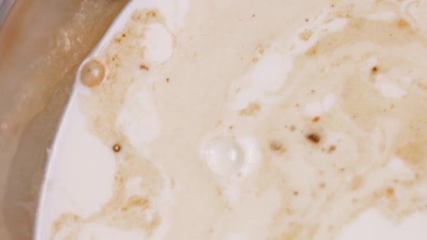 Προσθέτουμε ένα ποτήρι γάλα στα υλικά για το κέικ σοκολάτας. Βίντεο 4k — Αρχείο Βίντεο
