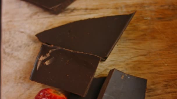 Schokoladenkuchen mit Nutella-Buttercreme und Erdbeeren. 4k-Video — Stockvideo