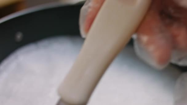 Смазать тарелку маслом. 4k видео — стоковое видео