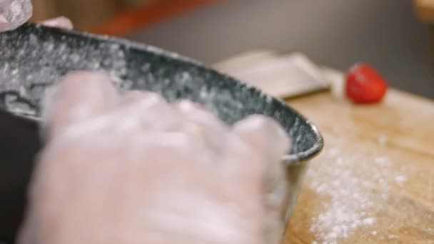 ベーキング皿の上に小麦粉を押してください。4kビデオ — ストック動画