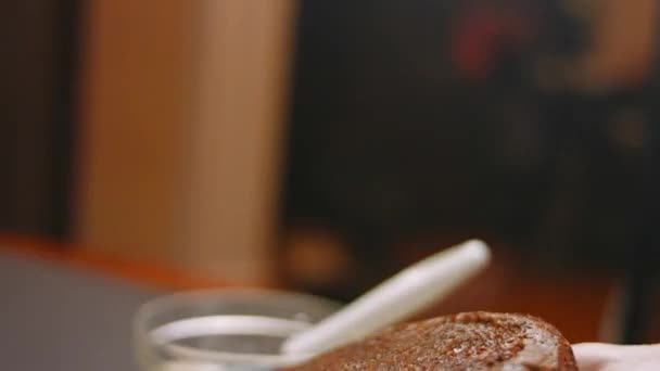 チョコレートケーキ用の焼き生地。4kビデオ — ストック動画