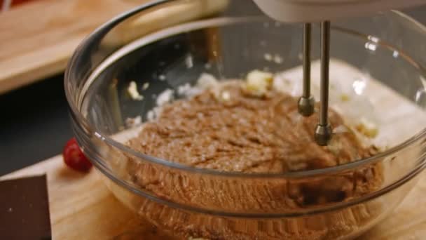 私はミキサーでバターとヌテッラクリームを混ぜる.4kビデオ — ストック動画