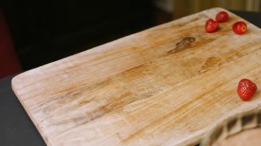 Çikolatalı pasta için fırında hamur. 4k video