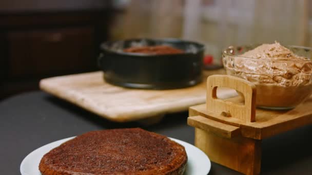 Çikolatalı pasta için fırında hamur. 4k video — Stok video