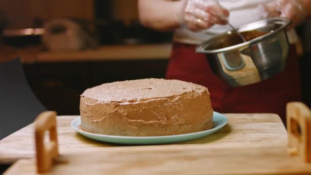 Den Teig vom Schokoladenkuchen mit Nutella einfetten. 4k-Video — Stockvideo