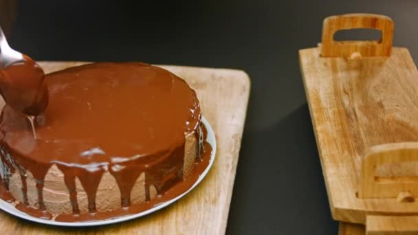 Vierta el chocolate derretido sobre el pastel de chocolate. Vídeo 4k — Vídeo de stock