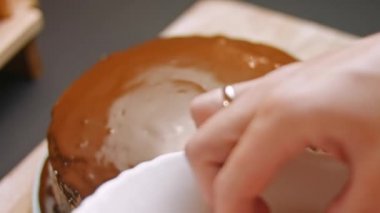 Çikolatalı pastayı çilekle süslüyorum. 4k video