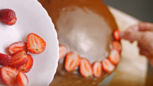 Decoro el pastel de chocolate con fresas. Vídeo 4k — Vídeo de stock