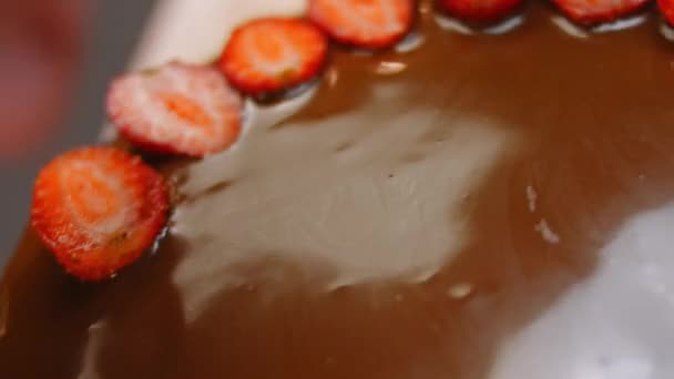 Decoro el pastel de chocolate con fresas. Vídeo 4k — Vídeo de stock