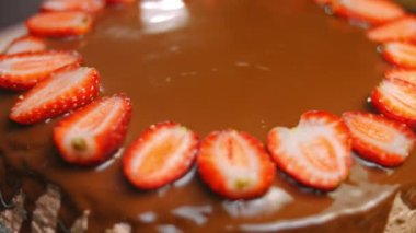 Nutella Buttercream ve çilekli çikolatalı kek. 4k video