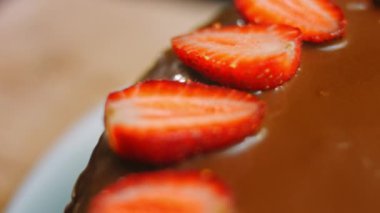 Nutella Buttercream ve çilekli çikolatalı kek. 4k video
