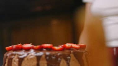 Kapıya bayrak astım. Nutella Buttercream ve çilekli çikolatalı kek. 4k video
