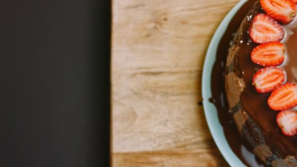 Bolo de chocolate com manteiga de Nutella e morangos. 4k vídeo — Vídeo de Stock