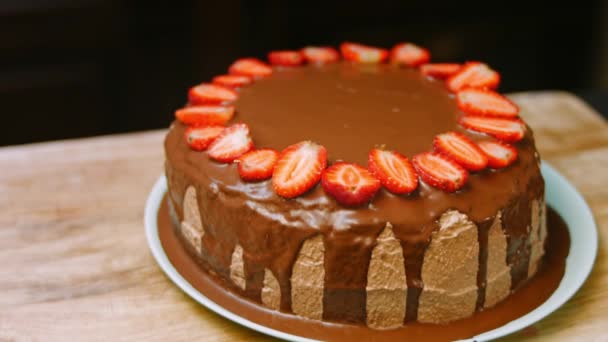 Tarta de Chocolate con Nutella Buttercream y Fresas. Vídeo 4k — Vídeo de stock