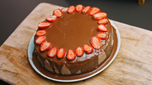 Gâteau au chocolat avec crème au beurre Nutella et fraises. Vidéo 4k — Video